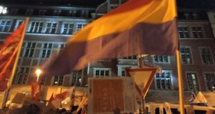 Militantes de IU Berlín ondean la bandera republicana española ante la sede central del FPD.