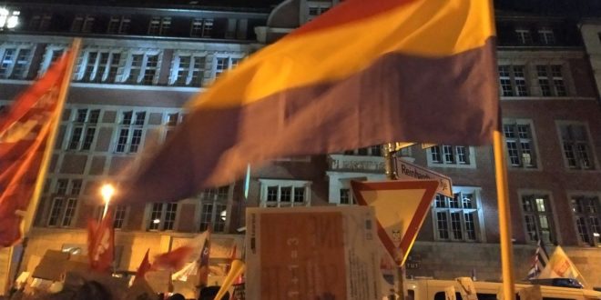 Militantes de IU Berlín ondean la bandera republicana española ante la sede central del FPD.