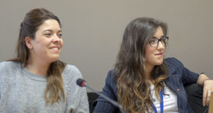 De izquierda a derecha, María Martínez, coportavoz saliente de IU Exterior, y la nueva coportavoz, Nerea Fernández.
