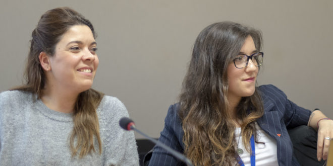 De izquierda a derecha, María Martínez, coportavoz saliente de IU Exterior, y la nueva coportavoz, Nerea Fernández.